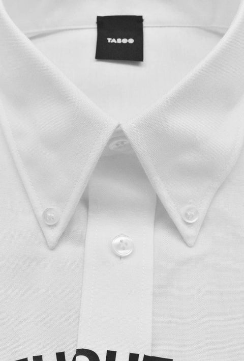 camicia bianca stile classico Oxford con uno smile nero stampato sul davanti circondato dalla scritta Life Without Gravity. Dettaglio colletto