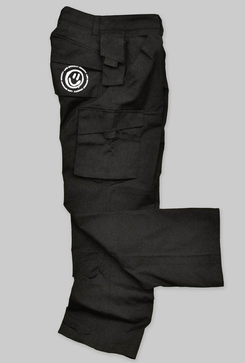  pantalone nero modello da lavoro in teflon con tasche sulle cosce e sul lato con stampato il logo taboo sulla tasca laterale. Dettaglio laterale completo