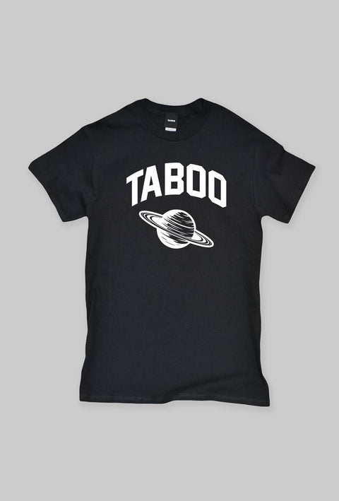 maglietta nera unisex con scritta taboo in stile college e il disegno bianco di Saturno