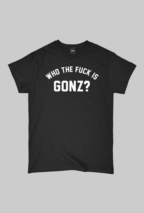 maglietta nera con logo frontale in stile college con scritto Who the fuck is gonz