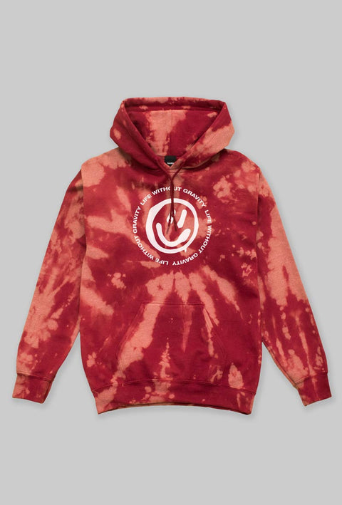  felpa rossa con cappuccio con tintura effetto tie dye che disegna una spirale di colore più chiaro davanti, al centro stampato in bianco uno smile contornato dalla scritta 