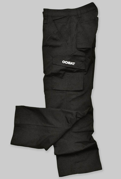  pantalone nero modello da lavoro in teflon con tasche sulle cosce e sul lato con stampato il logo taboo sulla tasca laterale. dettaglio laterale completo