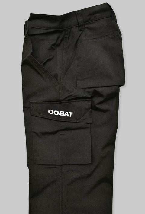  pantalone nero modello da lavoro in teflon con tasche sulle cosce e sul lato con stampato il logo taboo sulla tasca laterale. Dettaglio tasche laterali